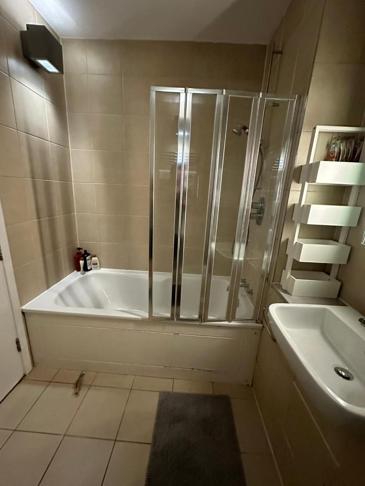 Double Bedroom With Shared Bathroom لندن المظهر الخارجي الصورة